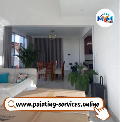 Acabado final de trabajo de pintura de la sala de una casa pequeña